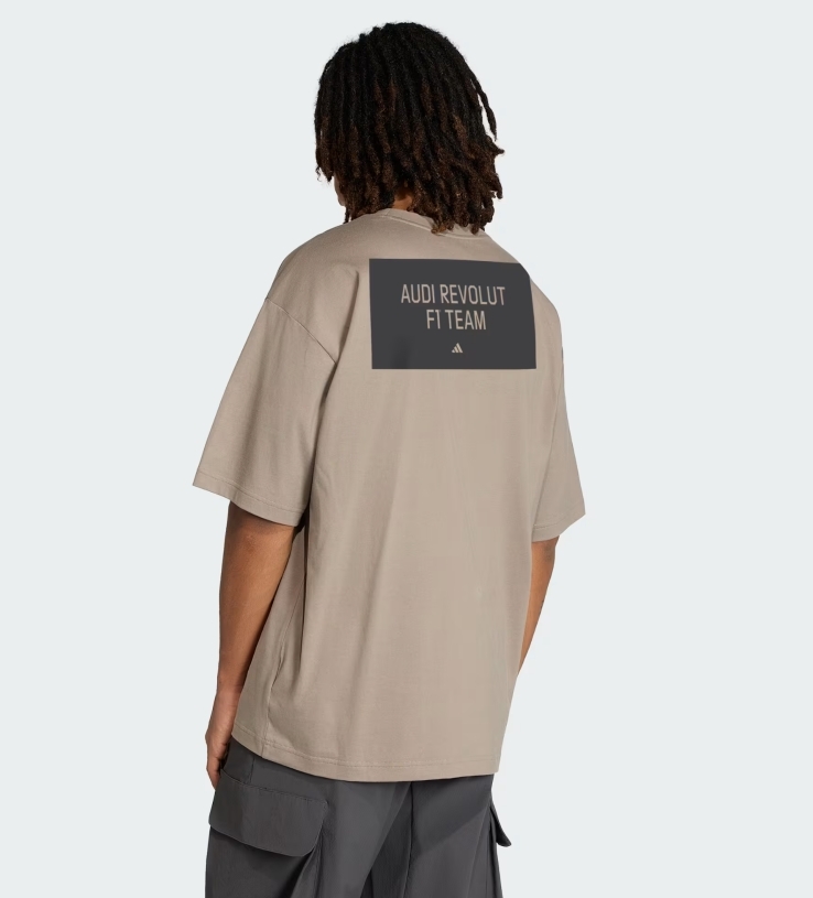 男款 ADIDAS AUDI REVOLUT F1 TEAM ELEVATED GRAPHIC TEE 棕色 奧迪 賽車 聯名款 休閒 車隊服 短T【KE6790】