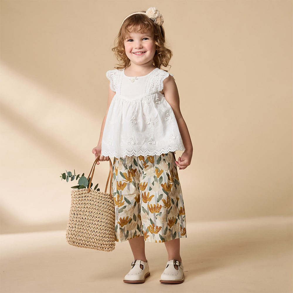 PIPPY 舒適滿版印花寬口8分長褲 卡其