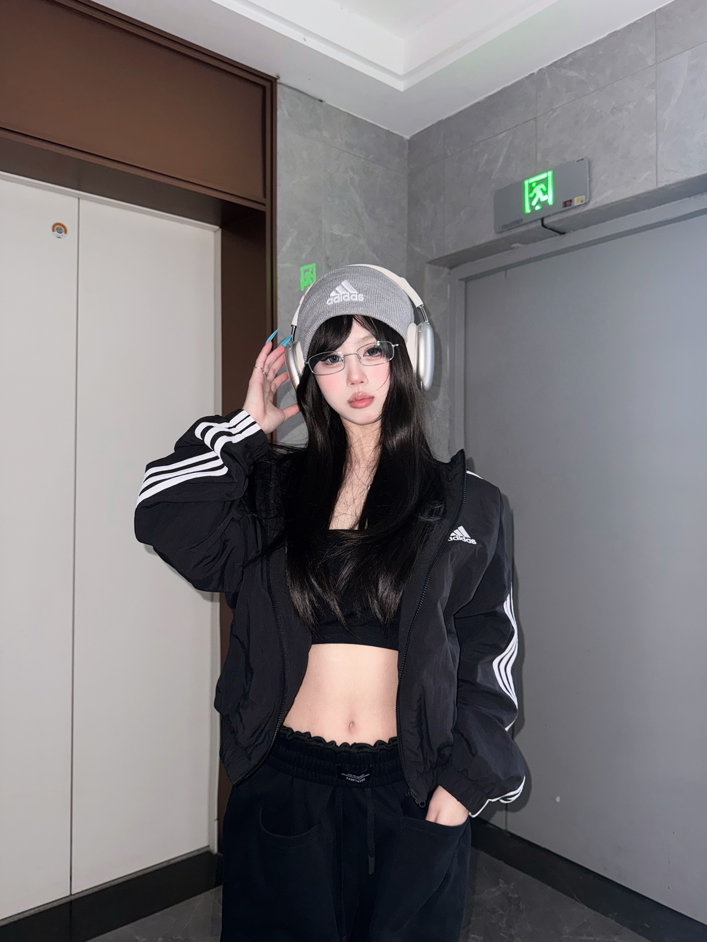 代購-Adidas ESSENTIALS W 3S Wvn Wndbr Logo 刺繡 條紋 連帽 短版 外套 女款 黑/白