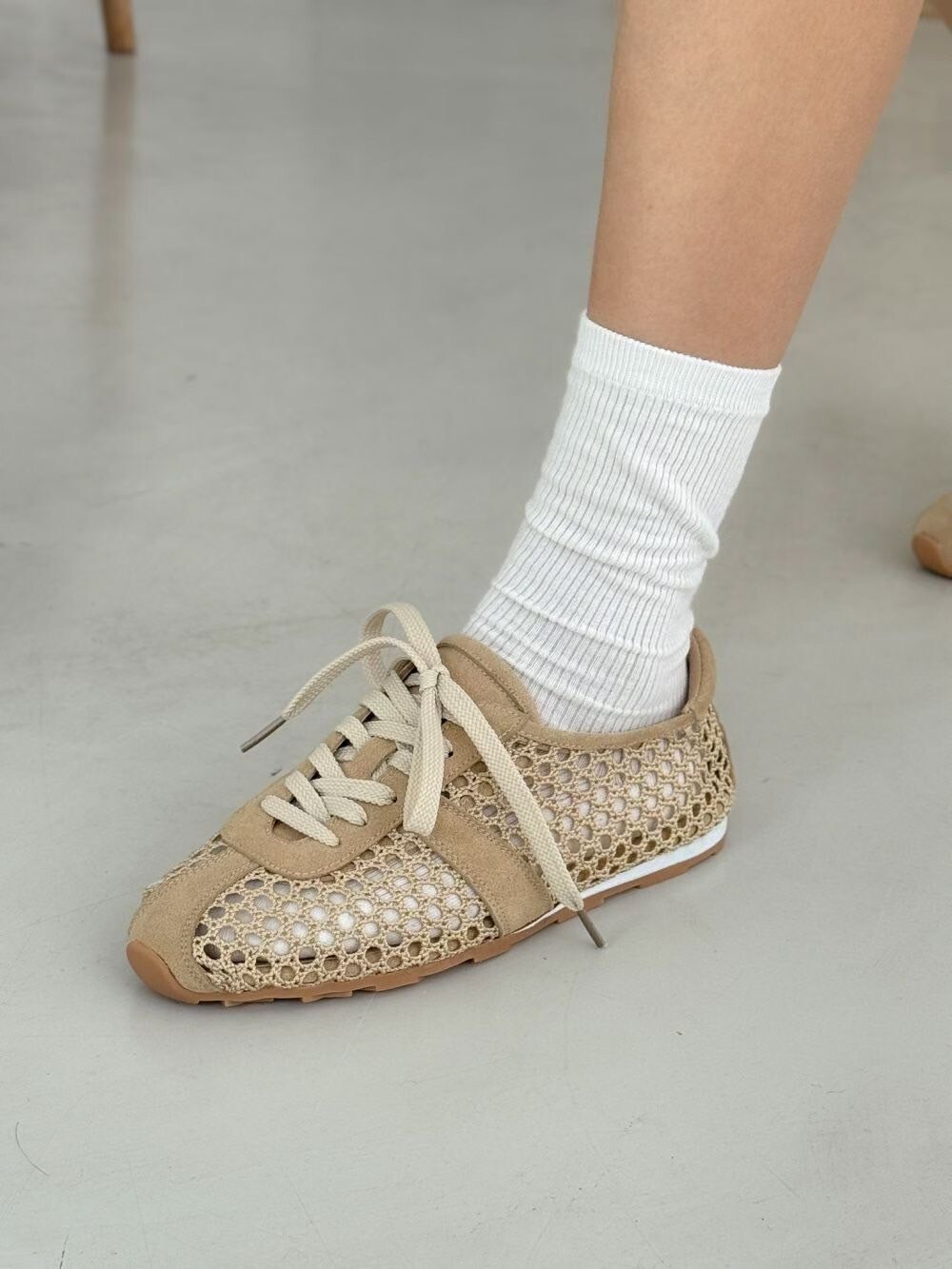 時髦感洞洞感綁帶休閒鞋球鞋 / 2色