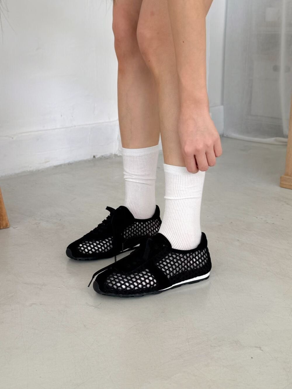 時髦感洞洞感綁帶休閒鞋球鞋 / 2色