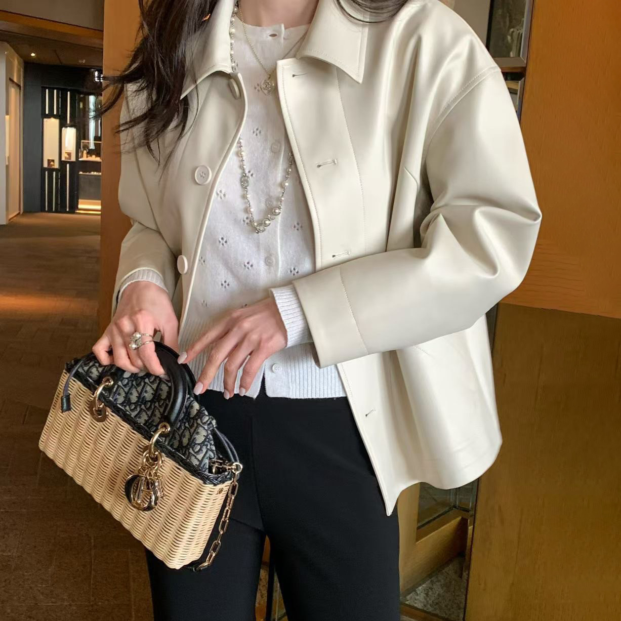 奶油白同色系排釦翻領PU皮革外套皮衣