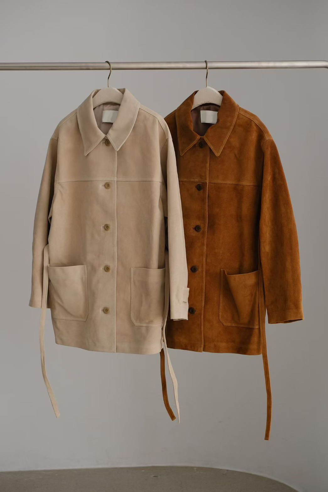 焦糖色系雙口袋翻領排釦麂皮外套-附綁帶 / 2色