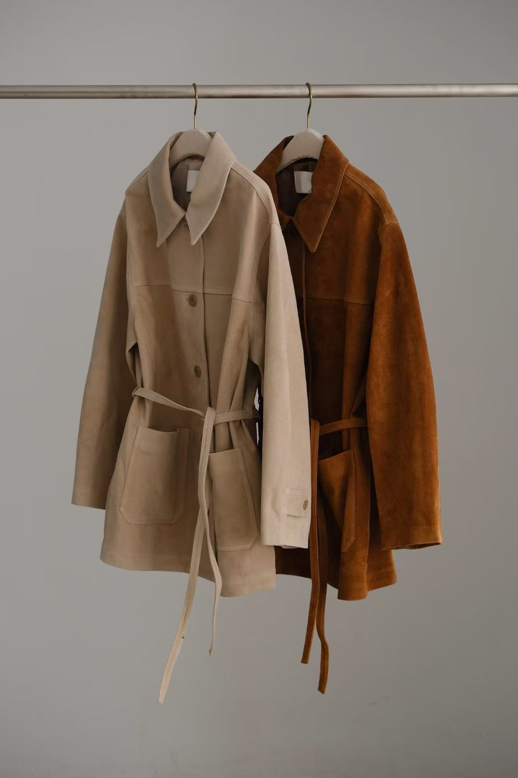 焦糖色系雙口袋翻領排釦麂皮外套-附綁帶 / 2色