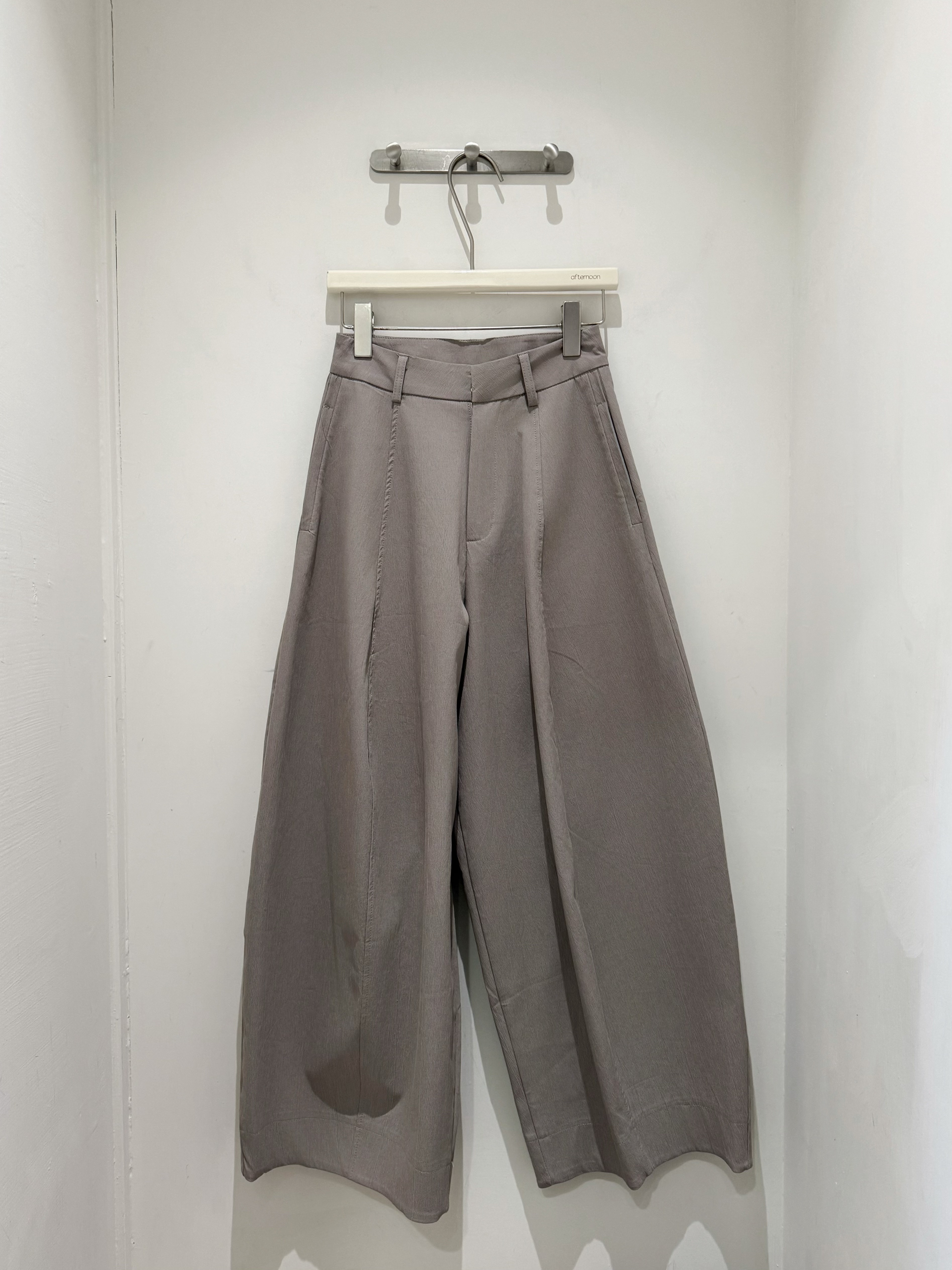 淺卡挺薄氣球褲