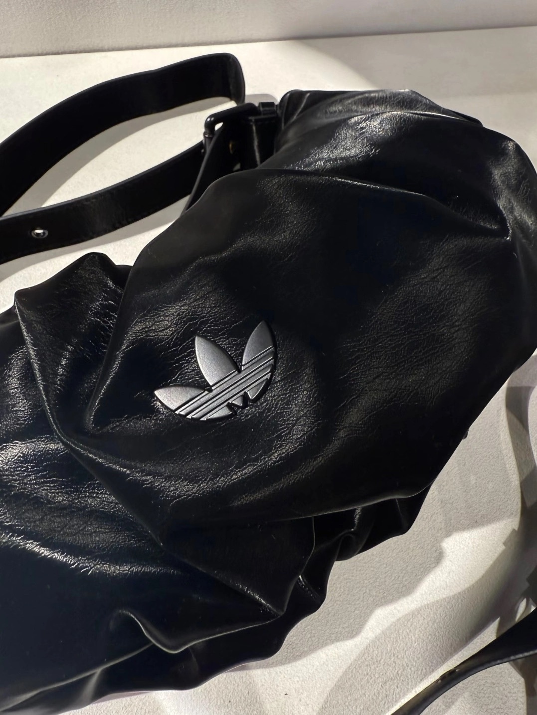 代購-Adidas 1.3L Originals Cloud 雲朵包 牛角包 單肩包 小號 黑色