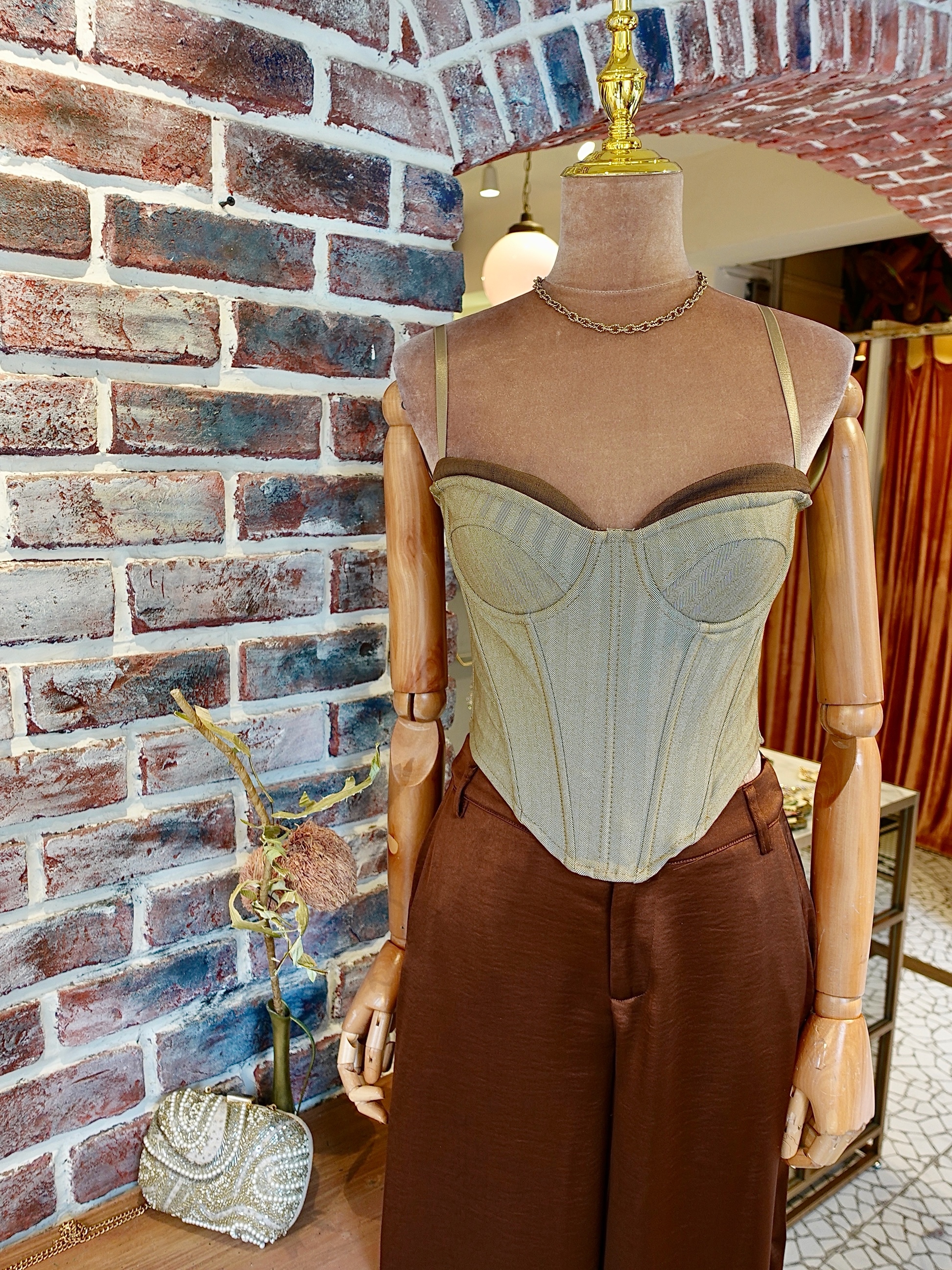 Taupe奶油燕麥色層次桃心領馬甲上衣