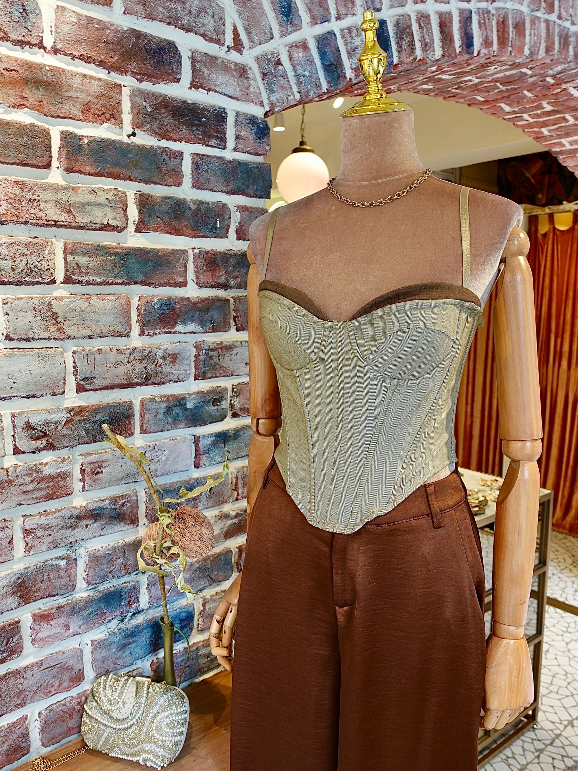 Taupe奶油燕麥色層次桃心領馬甲上衣