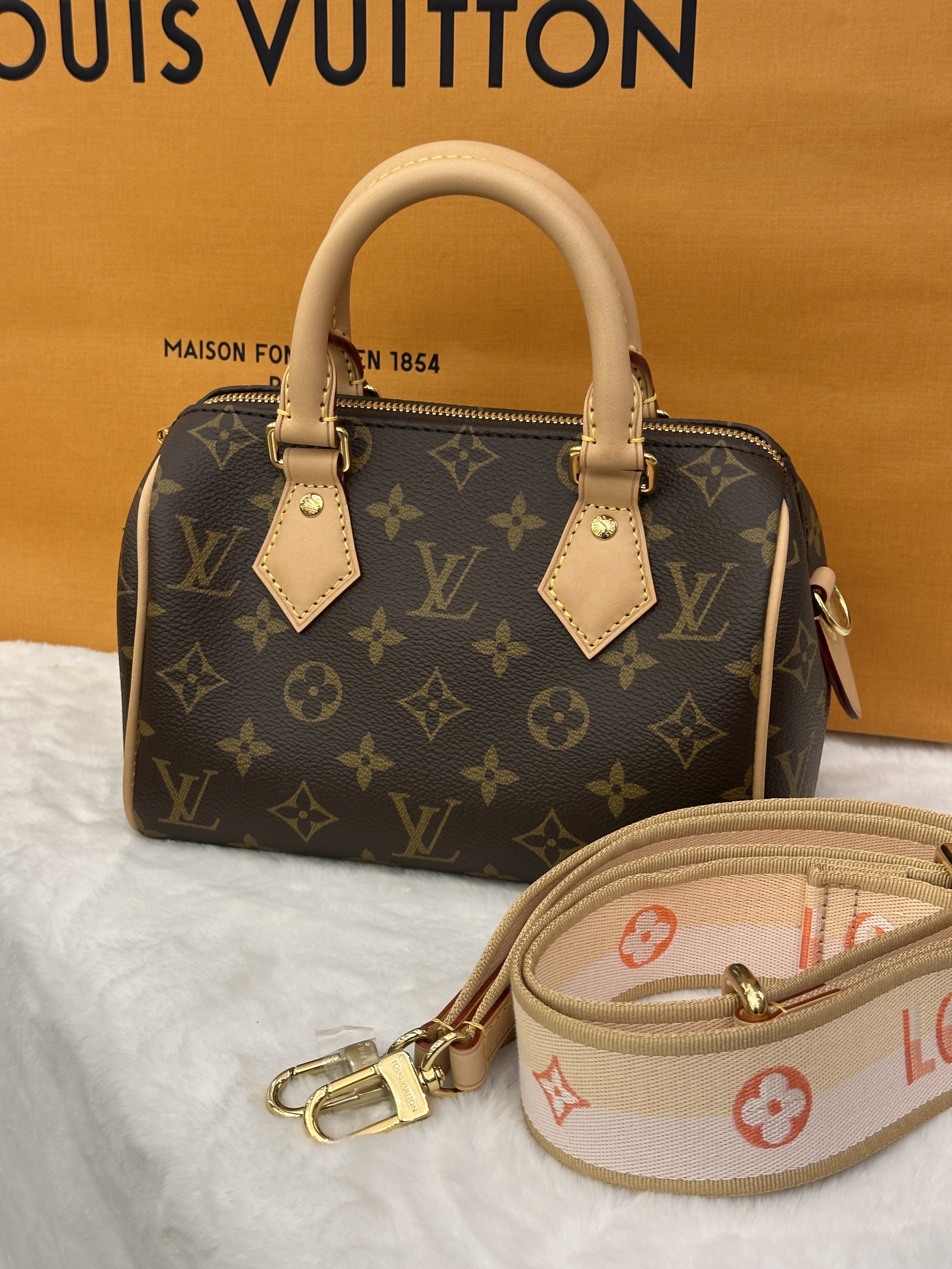 LV speedy 20 pink strap