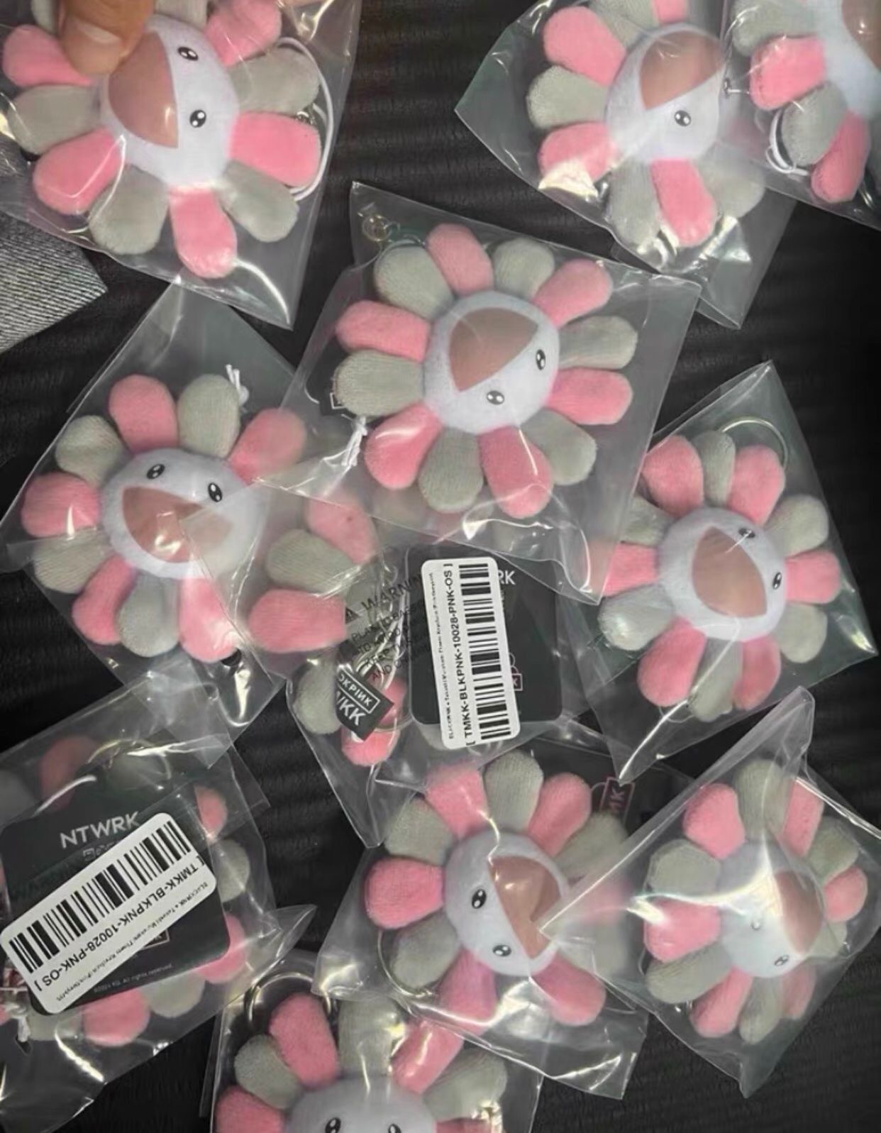 激罕 村上隆 x Blackpink 小花掛飾