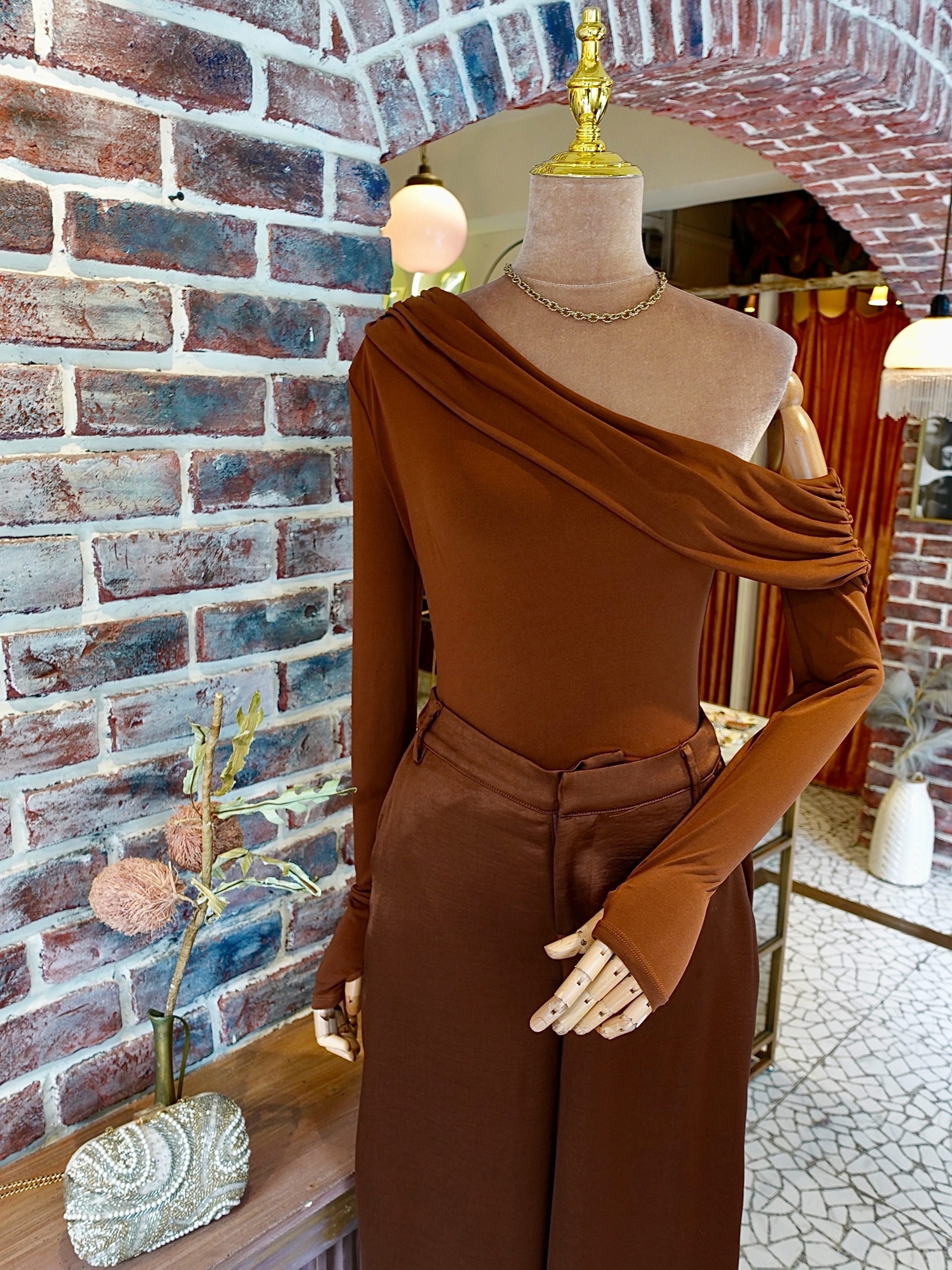 Brown Love摩卡色斜肩抓皺短上衣