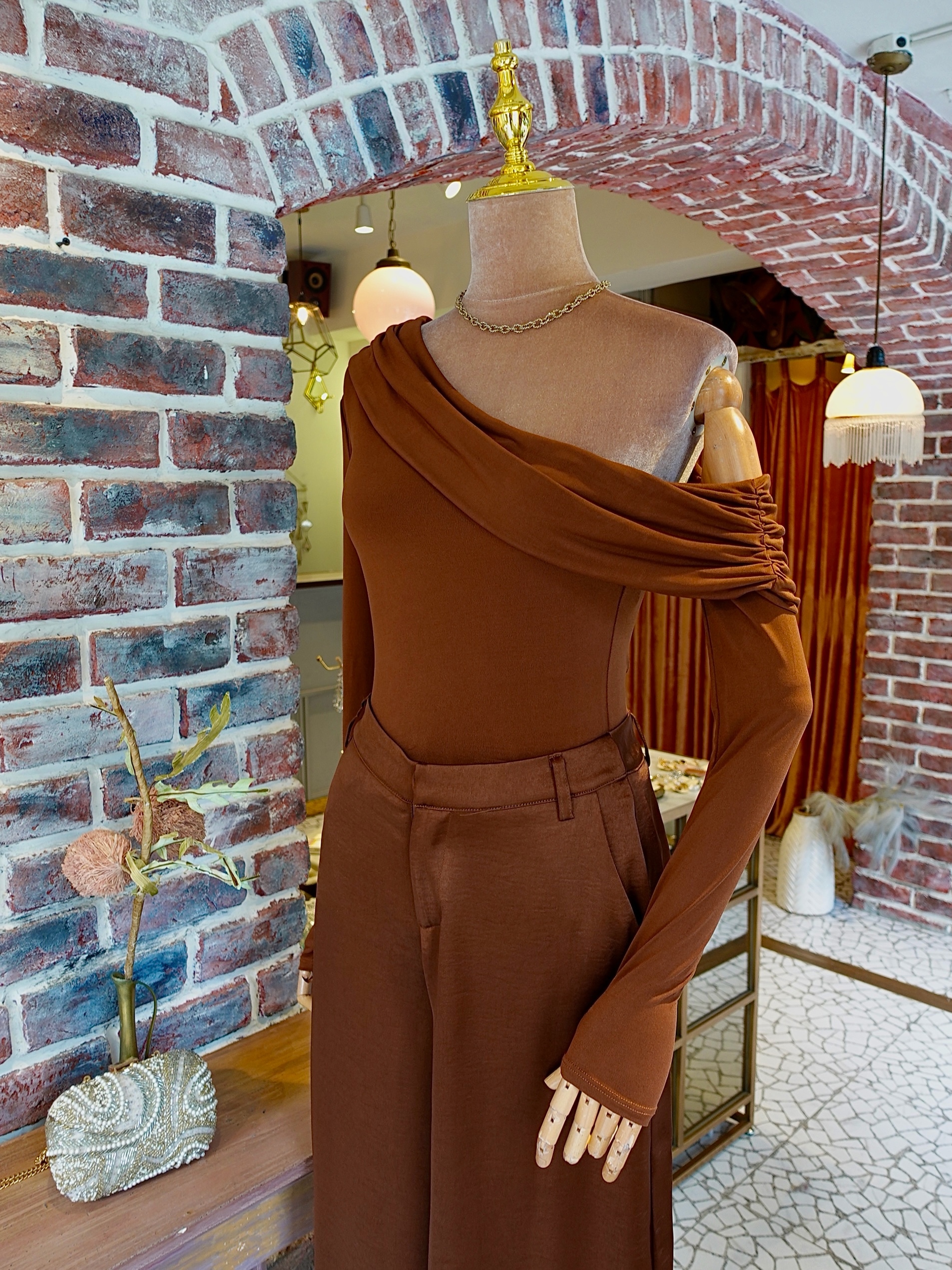 Brown Love摩卡色斜肩抓皺短上衣