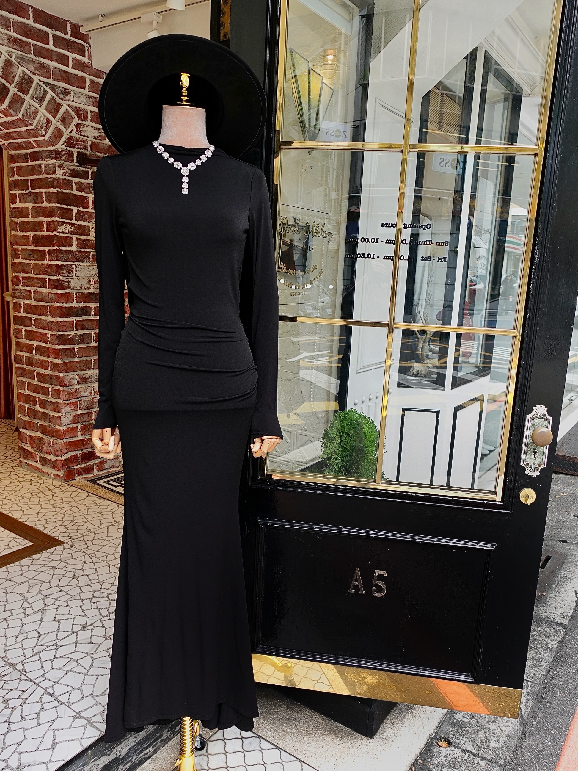 Elegant Night黑色垂墜大露背極簡長洋裝