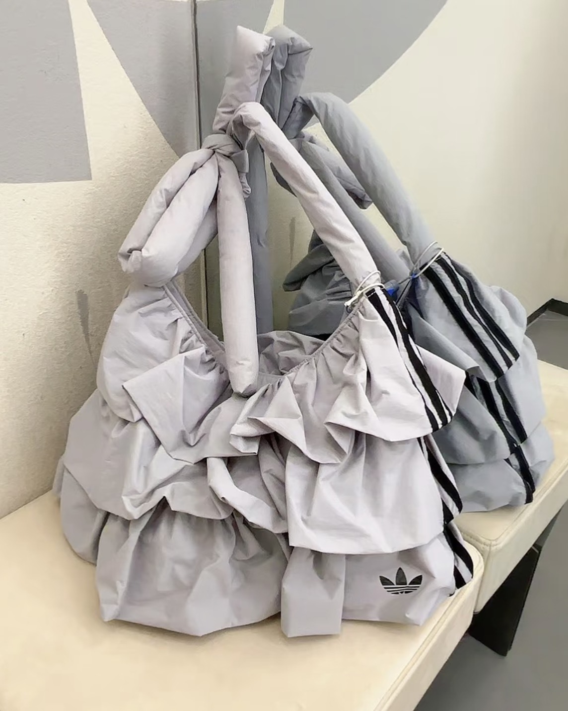 【預購】ADIDAS NOE 荷葉邊 單肩包 淺灰 IA8913