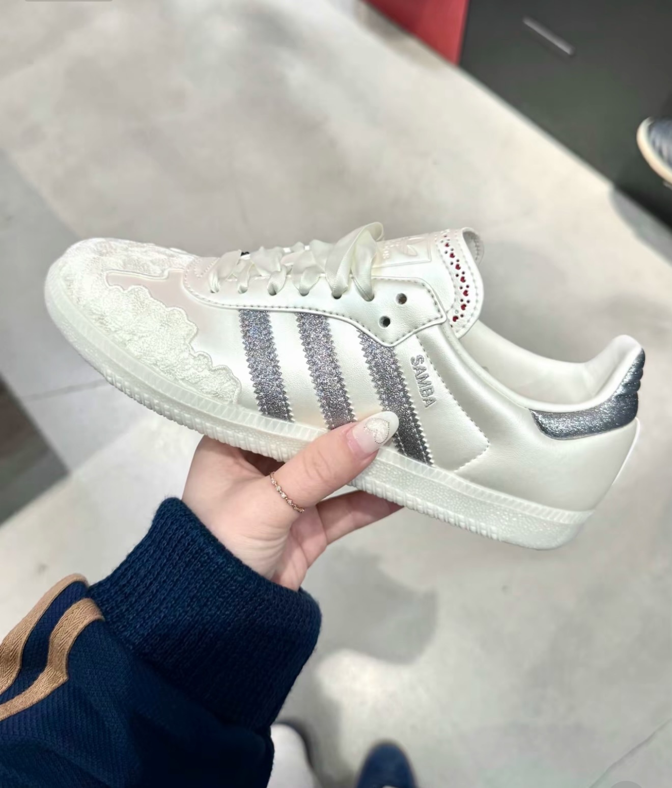 ADIDAS SAMBA OG 2026年情人節限定白珠光蕾絲灰銀 hp3658
