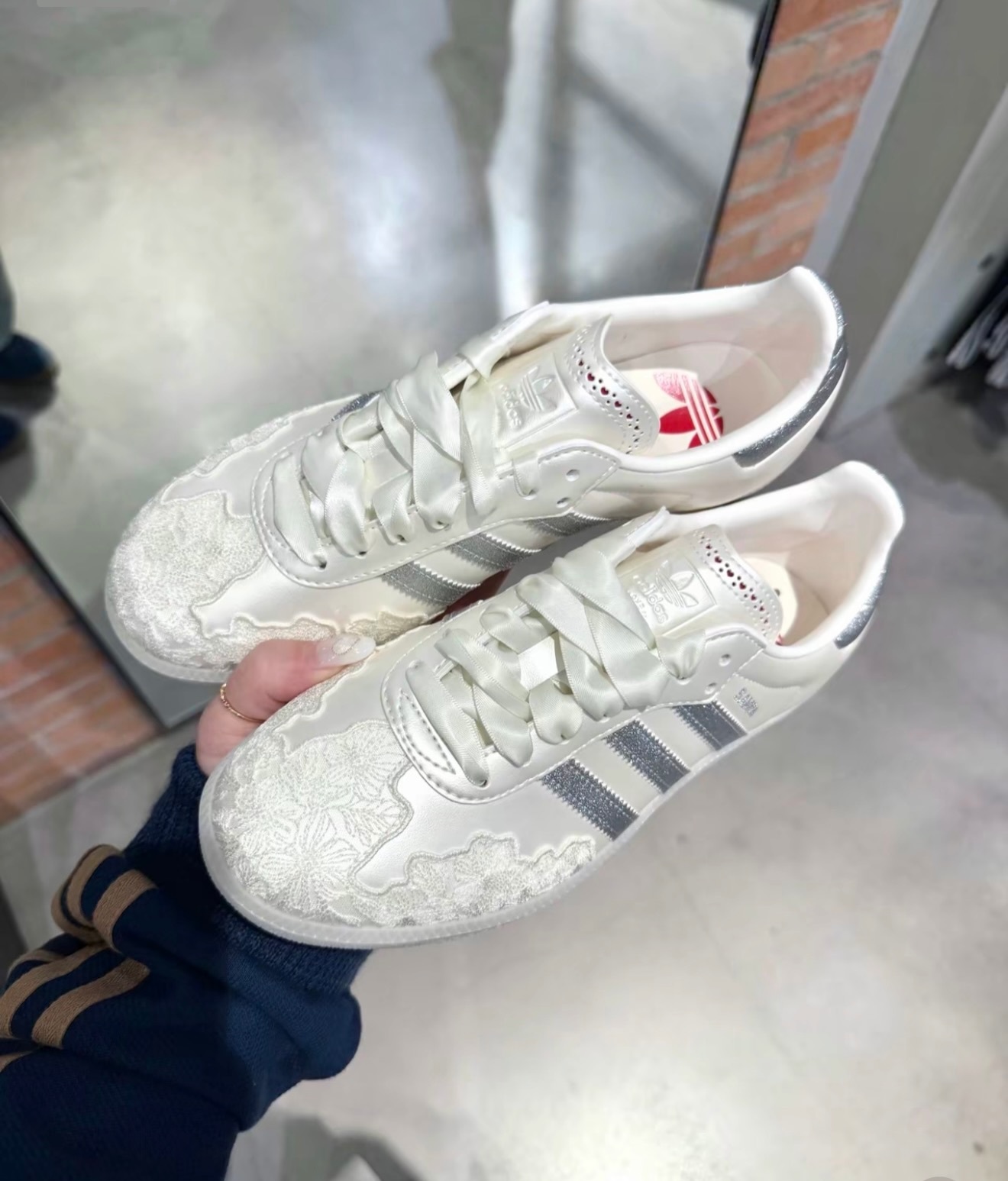 ADIDAS SAMBA OG 2026年情人節限定白珠光蕾絲灰銀 hp3658