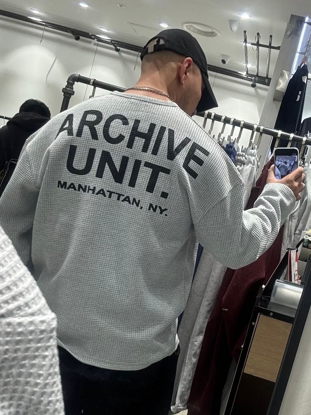 英文字半開胸長袖衫 MUJEUN-005T