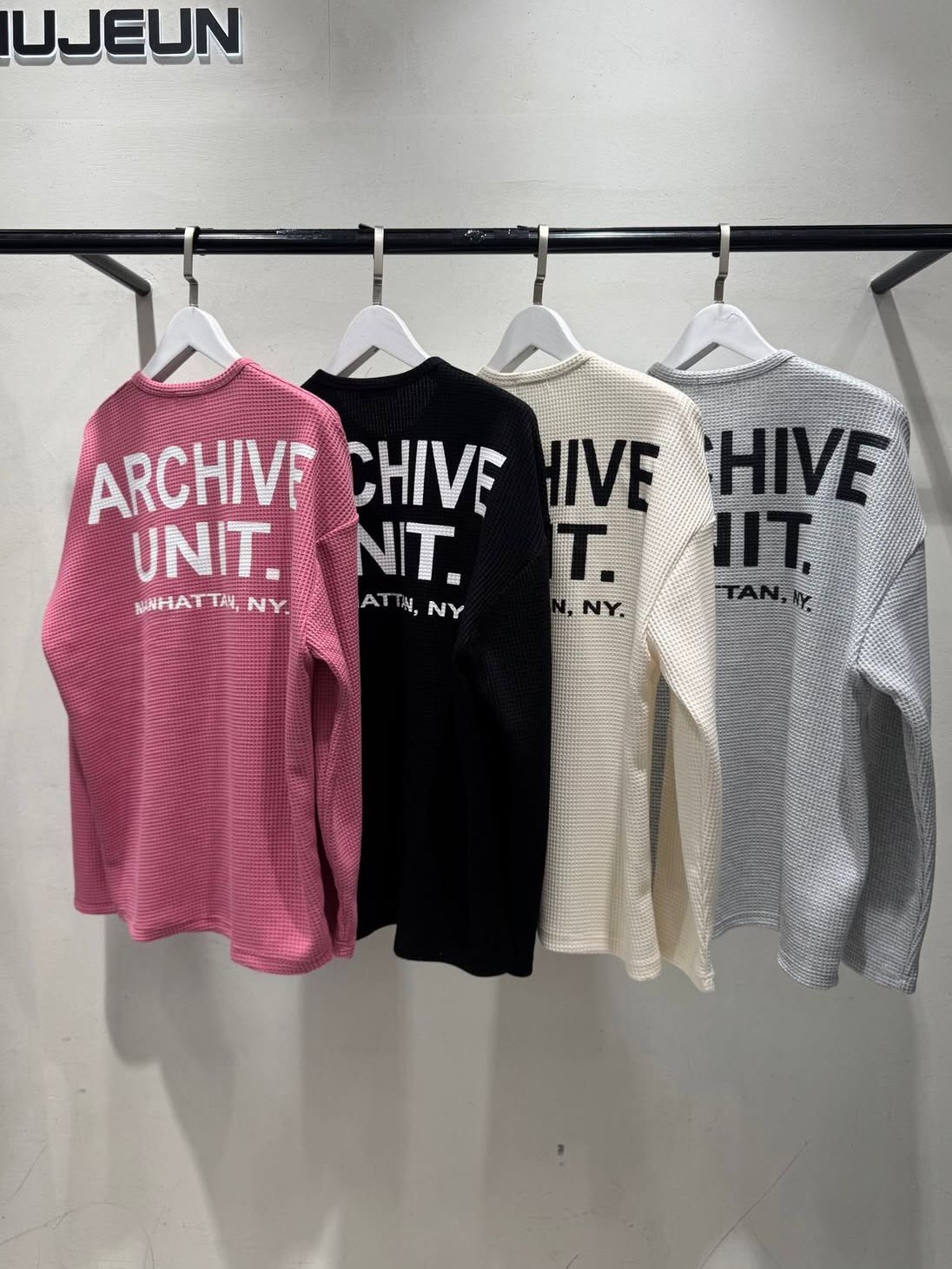 英文字半開胸長袖衫 MUJEUN-005T