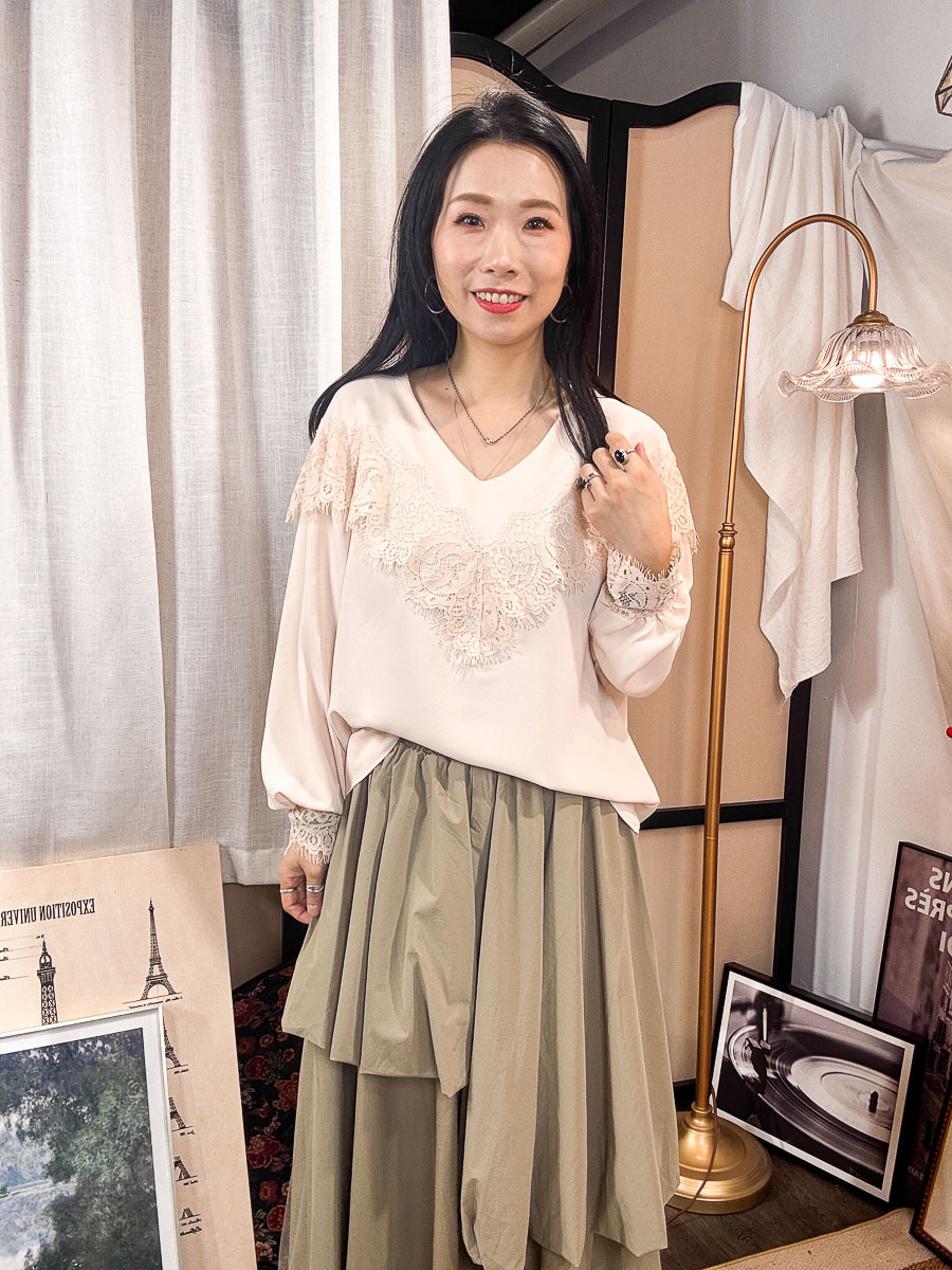 開倉低至半價😱FINALSALE📣 胸位 袖口 LACE．V領 滑滑料TOP【不設退換】