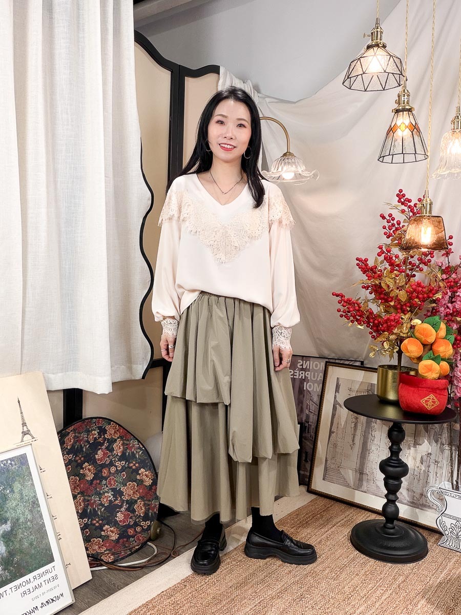 開倉低至半價😱FINALSALE📣 胸位 袖口 LACE．V領 滑滑料TOP【不設退換】