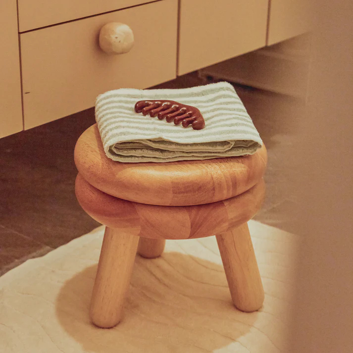 Steven Bukowski-椅凳，榮獲 2023 Domino 設計獎，是對經典擠乳凳的全新演繹