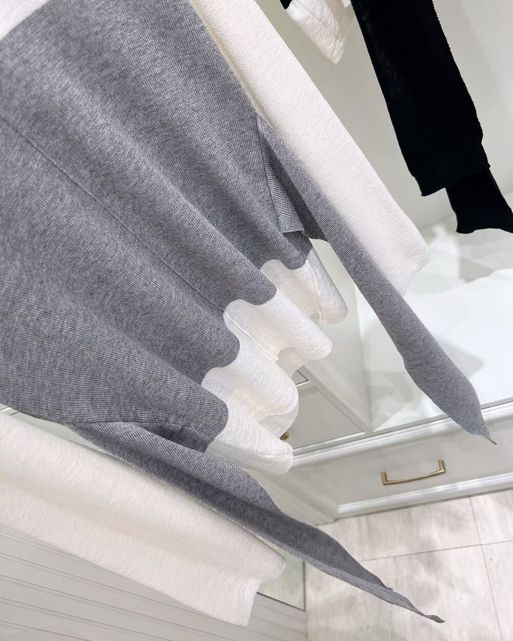 配色假兩件兩側織帶造型圓領上衣 / 2色