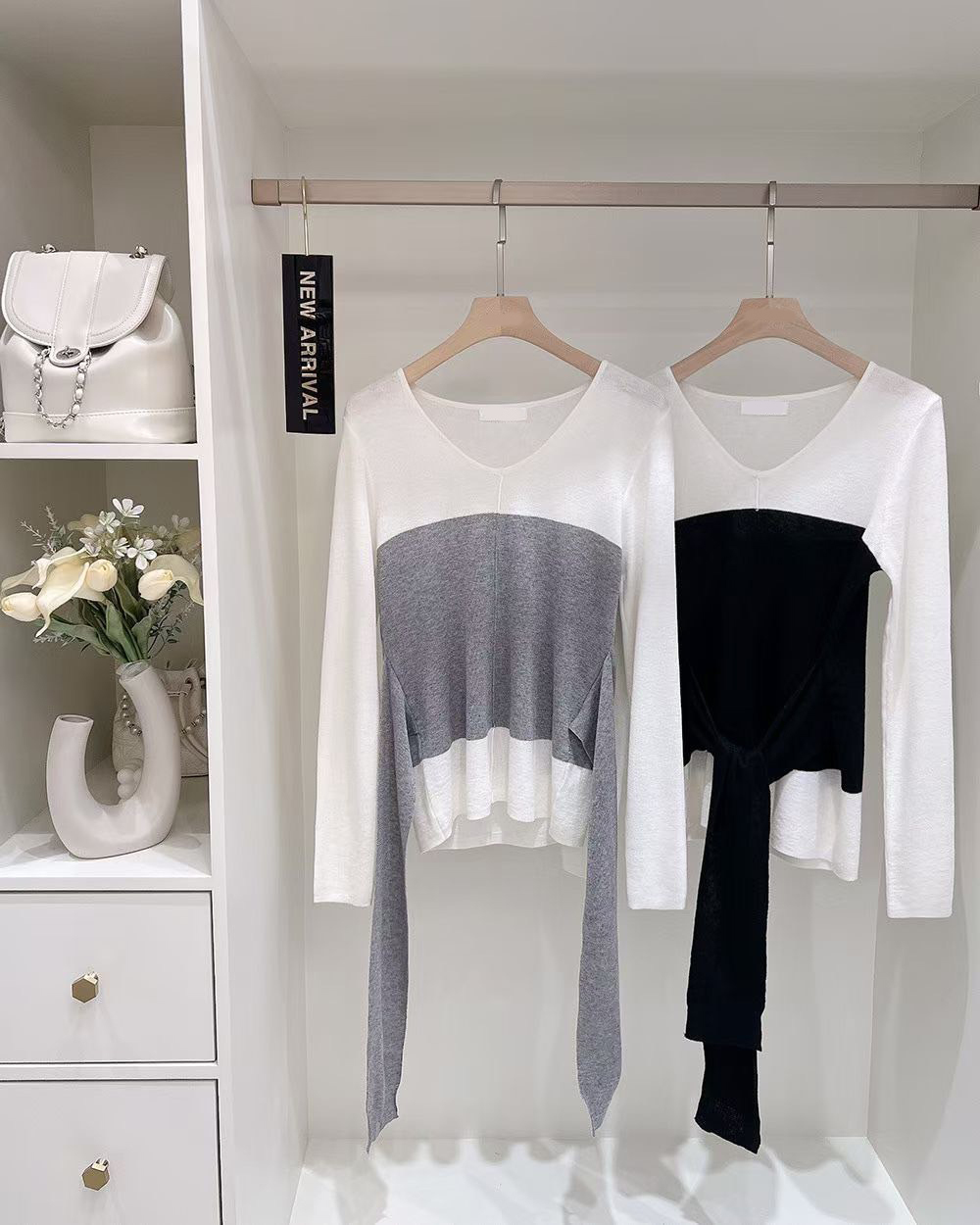 配色假兩件兩側織帶造型圓領上衣 / 2色