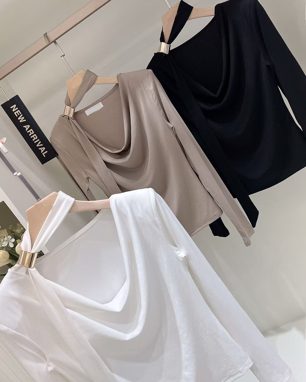 繞脖領巾金屬造型垂墜領口上衣 / 3色