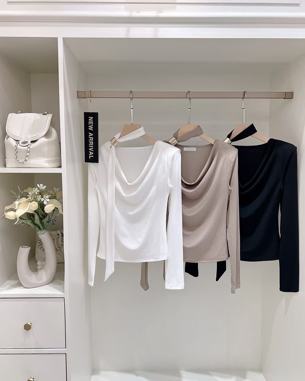 繞脖領巾金屬造型垂墜領口上衣 / 3色