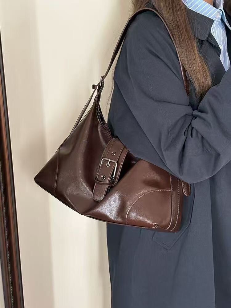 名品風皮帶釦造型肩背水餃包 / 2色