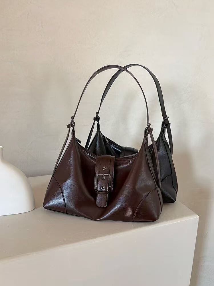 名品風皮帶釦造型肩背水餃包 / 2色