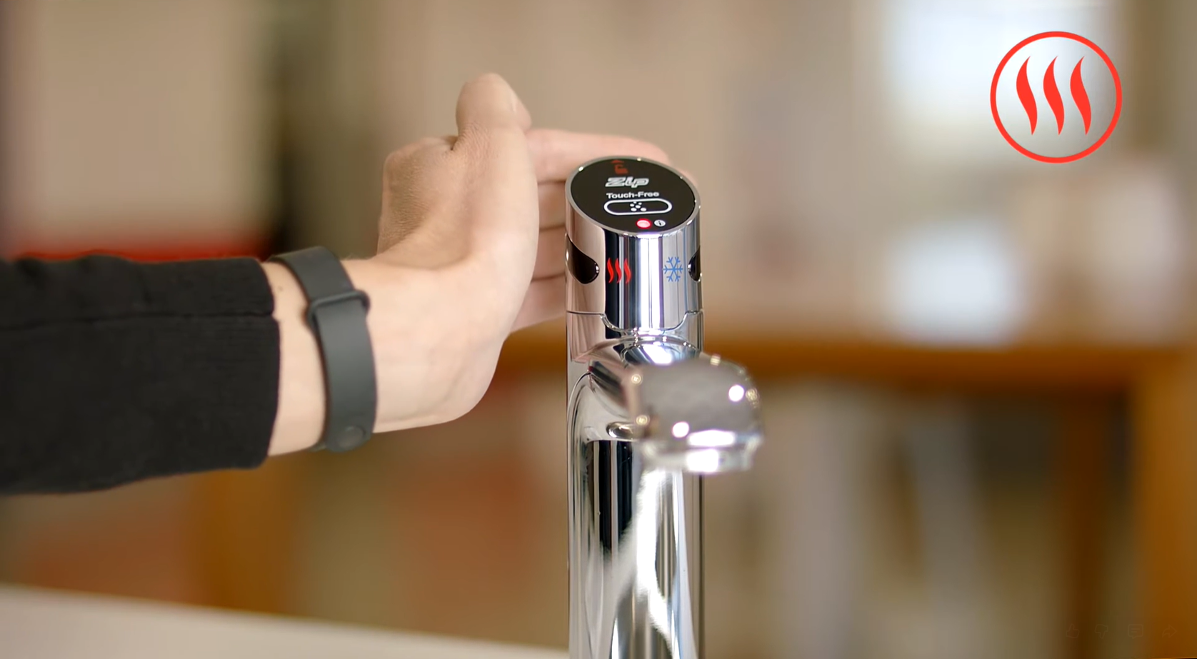 取用熱水手同時感應左邊及後方安全鎖亮紅燈