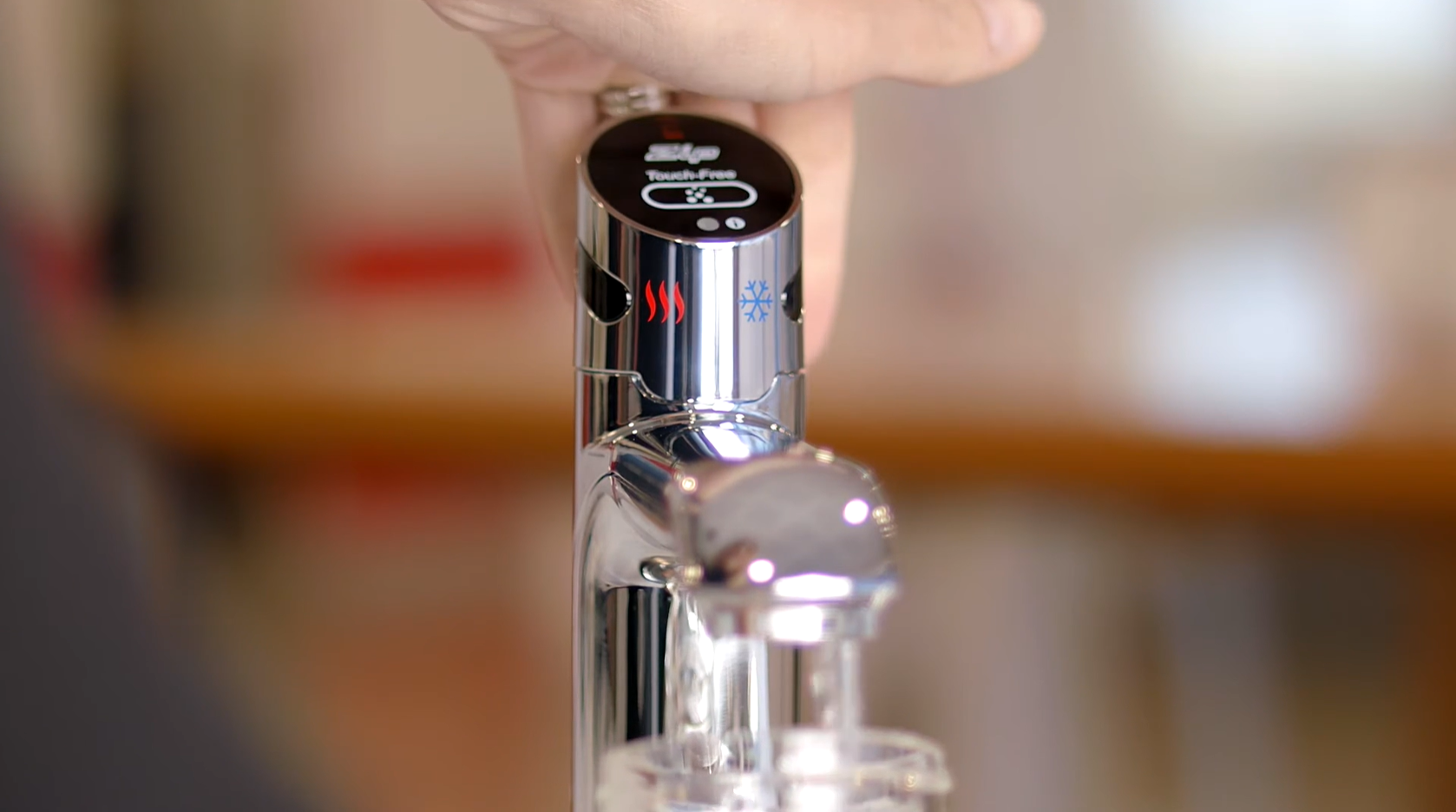 持續出水模式感應後方及右邊感應器啟動