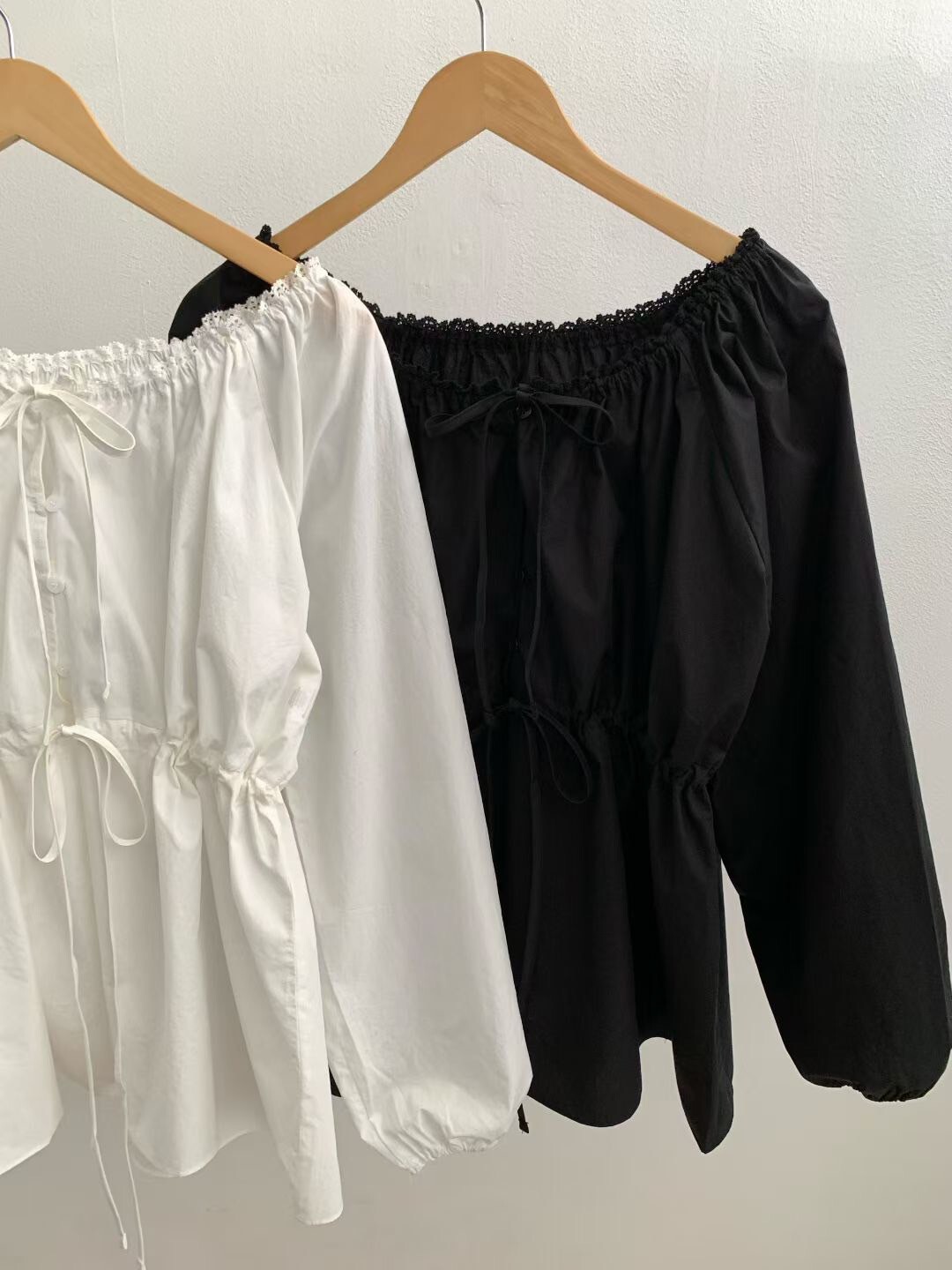 抓摺感圓領澎澎袖雙蝴蝶結造型上衣 / 2色