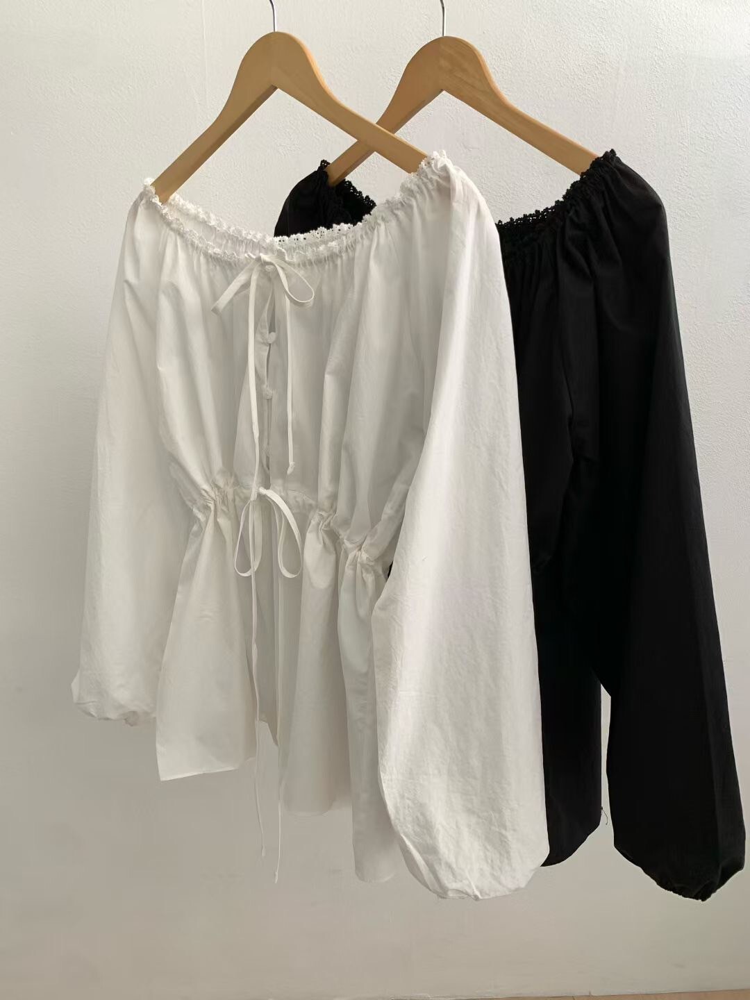 抓摺感圓領澎澎袖雙蝴蝶結造型上衣 / 2色