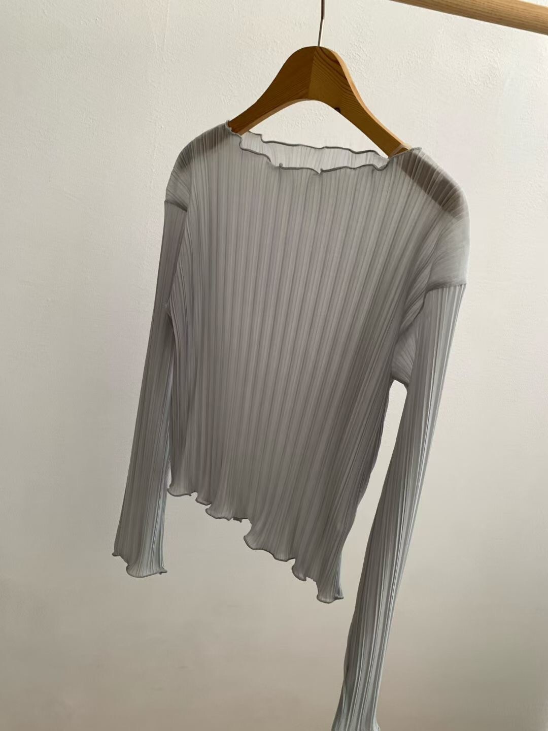 透膚直線織紋感木耳捲邊長袖上衣 / 4色