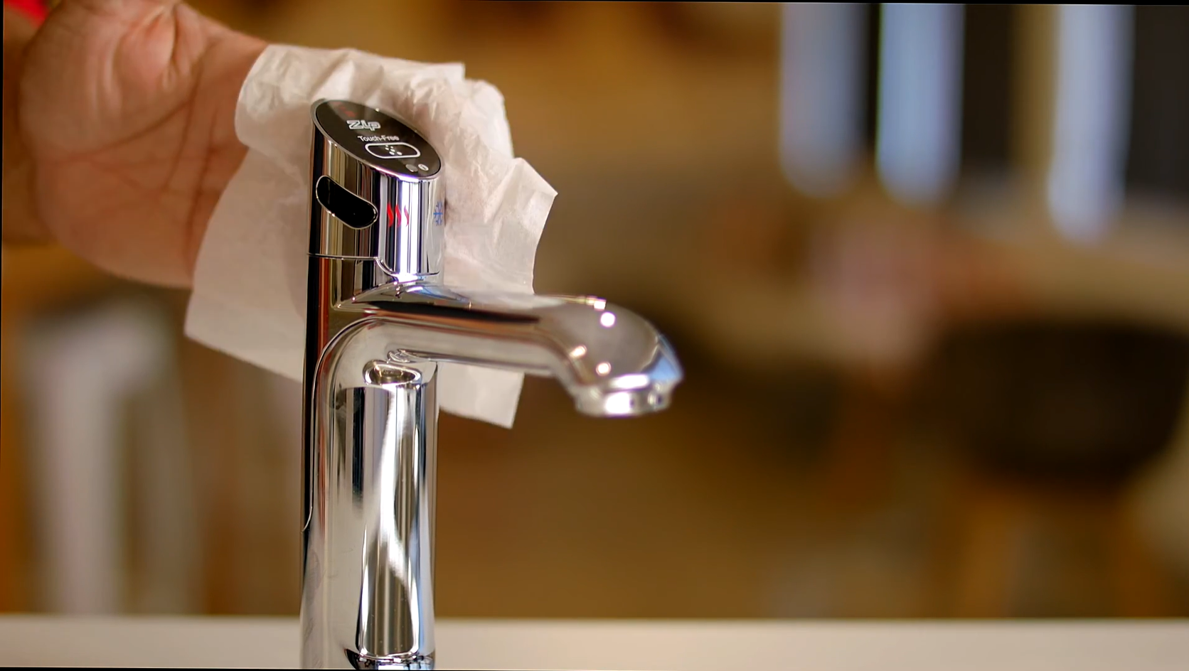 微纖維布輕拭感應器鏡頭正確示範