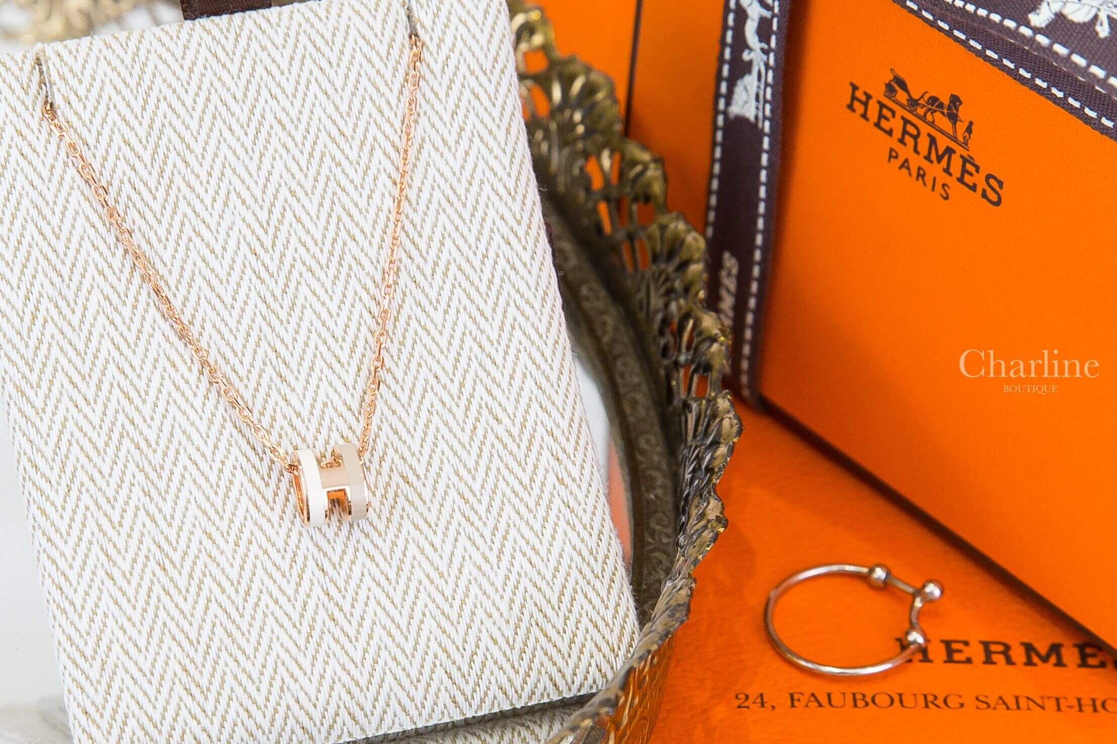 Hermès Mini Pop H Rocabar Pendant 白色/奶茶色迷你珐瑯鍍玫瑰金色簍空橢圓項鍊-Charline Boutique 精品代購