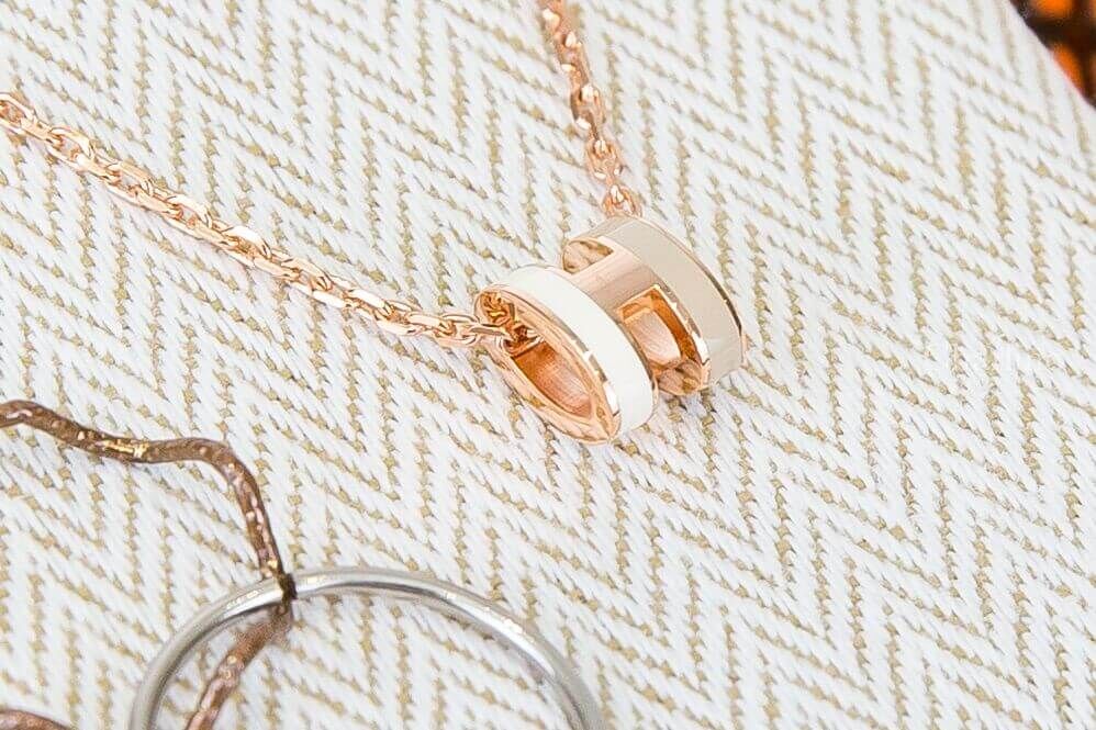 Hermès Mini Pop H Rocabar Pendant 白色/奶茶色迷你珐瑯鍍玫瑰金色簍空橢圓項鍊
