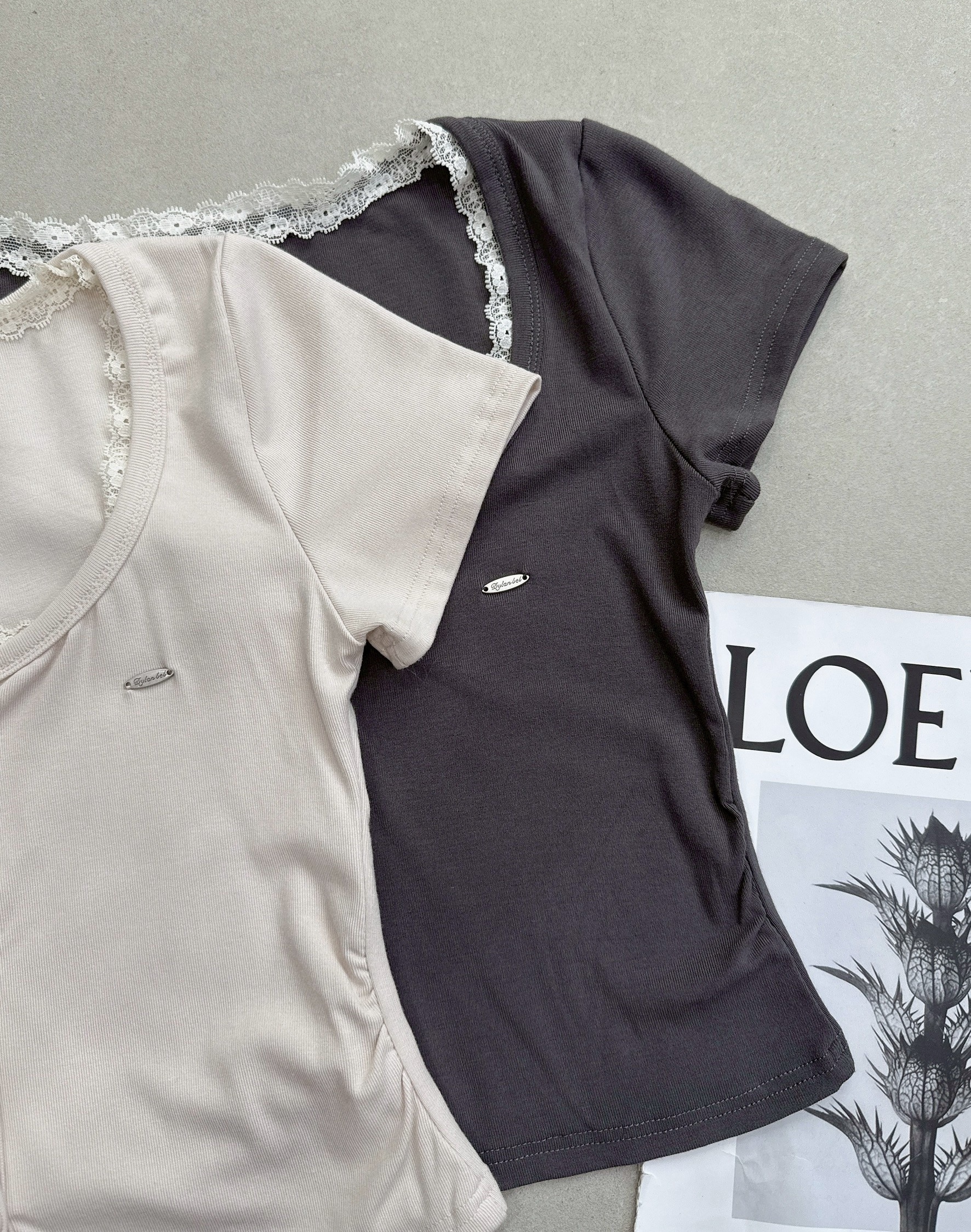 小鐵牌蕾絲花扭釦棉質衣