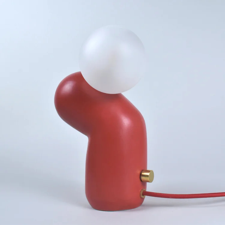 Talbot & Yoon-Doko 桌燈，厚重優質陶瓷底座，磨砂玻璃燈泡可透過時尚黃銅旋鈕調光