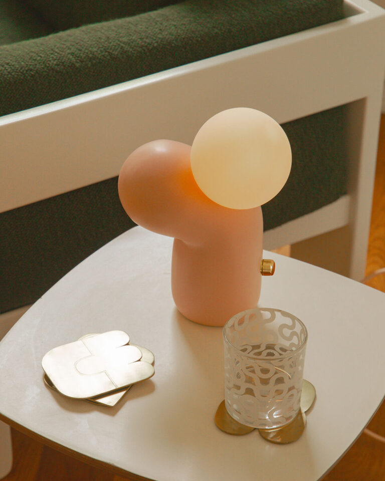 Talbot & Yoon-Doko 桌燈，黃銅旋鈕可隨心所欲調整亮度。織物電源線，更添精緻優雅。