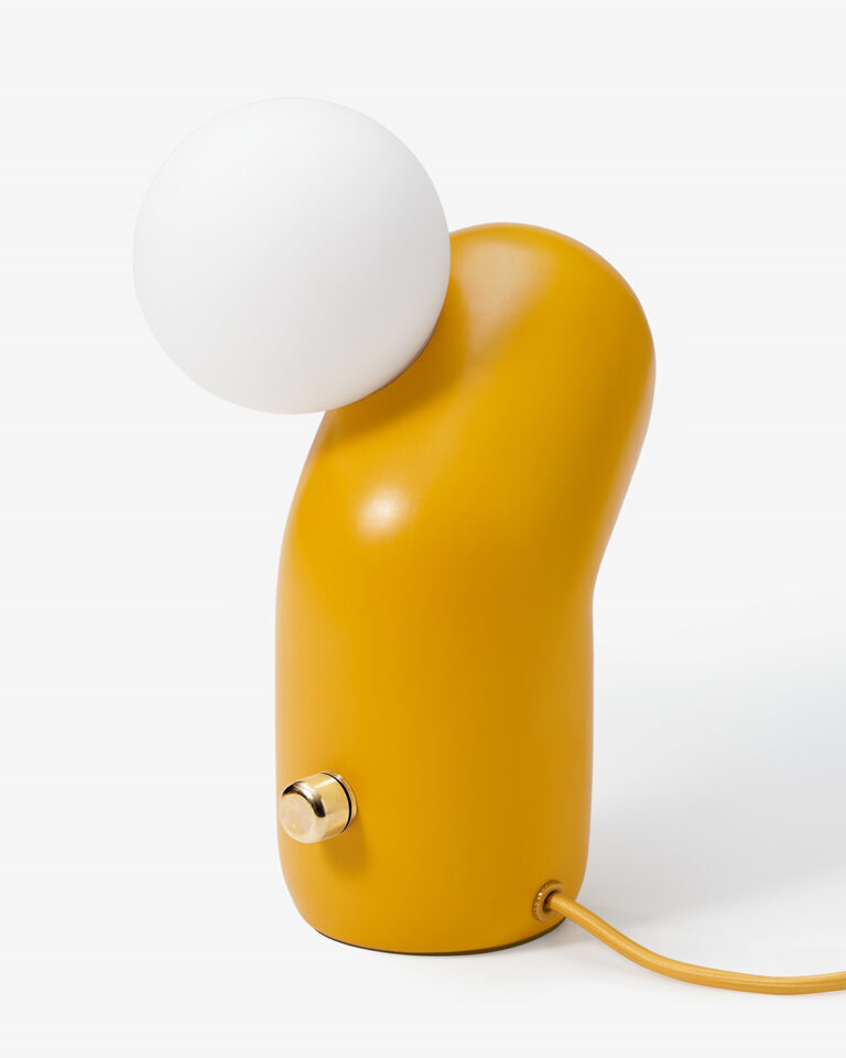 Talbot & Yoon-Doko 桌燈，放置床頭或桌面照耀出溫暖光線，並給您最溫馨又舒適的氛圍。