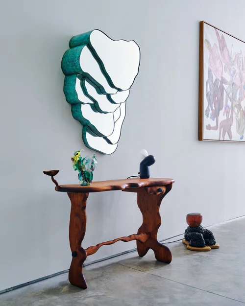 Talbot & Yoon-Doko 桌燈，透過幾何擬人形式，將球形燈泡放置在奇特的底座肩部上方。