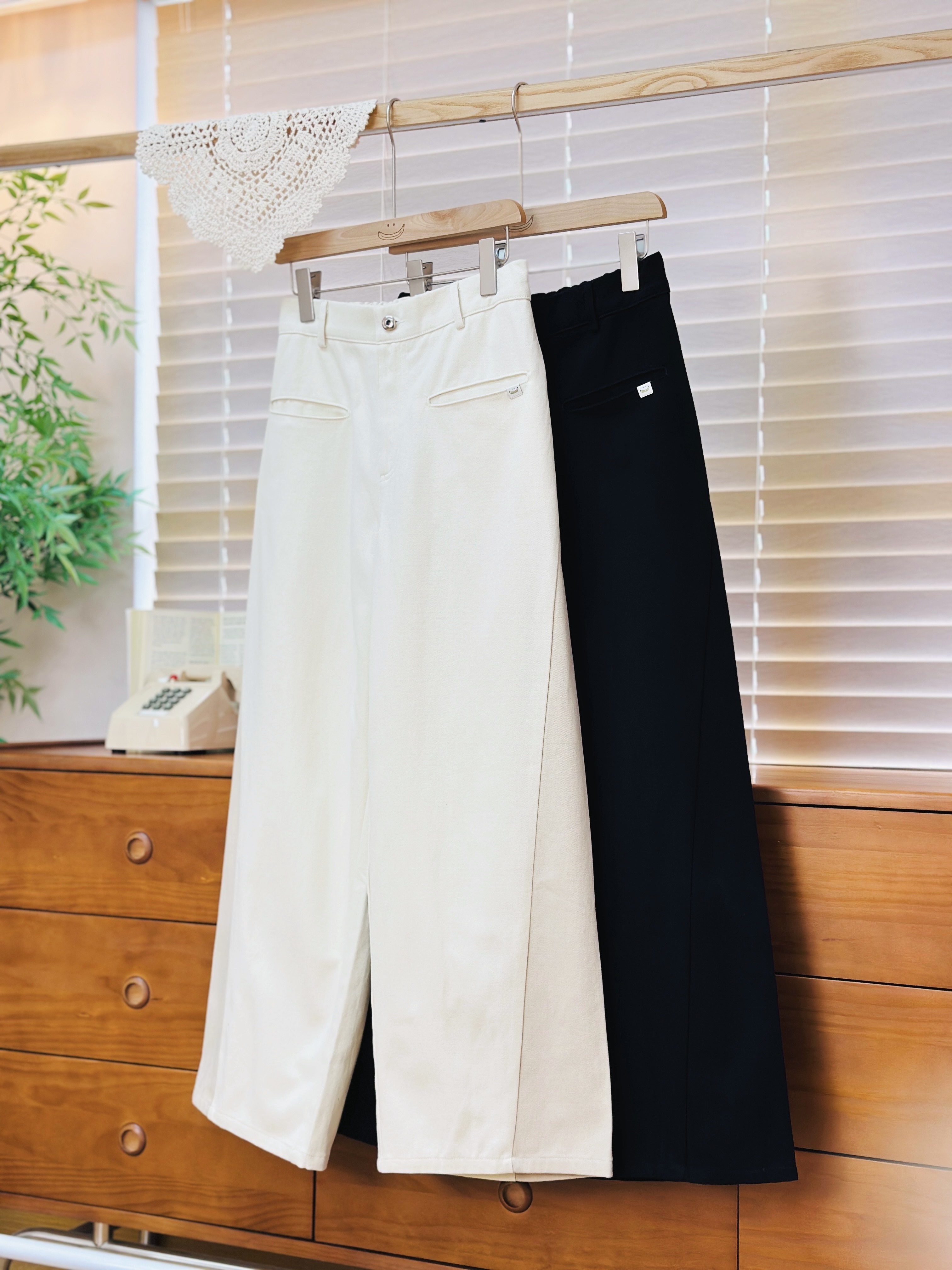 兩色 / 兩側三角拼接斜布闊褲 / Side Panelled Wide-Leg Twill Pants