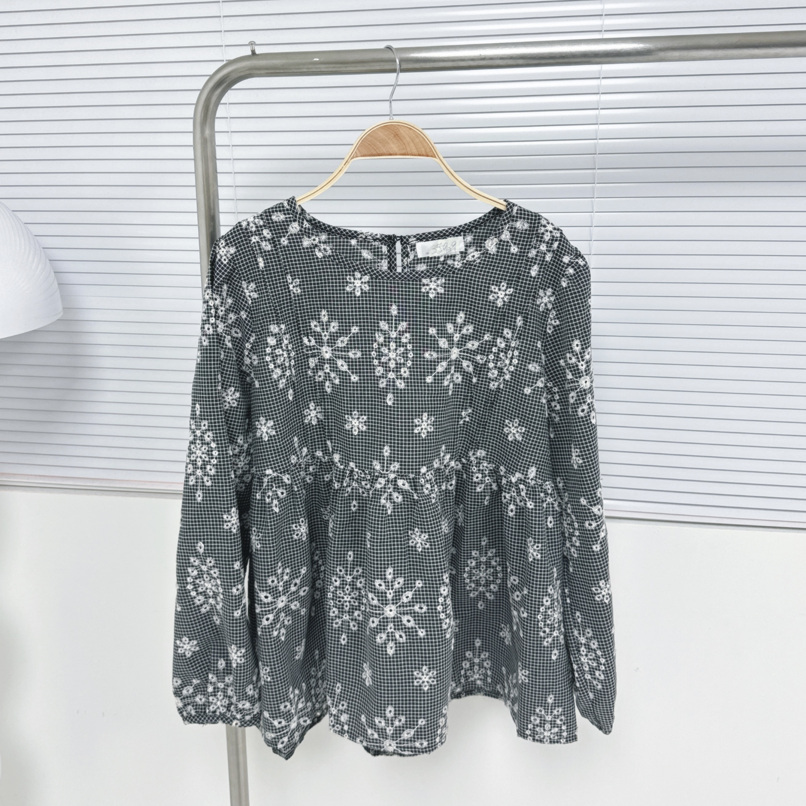 【廠家制】圓領繡花長袖TOP