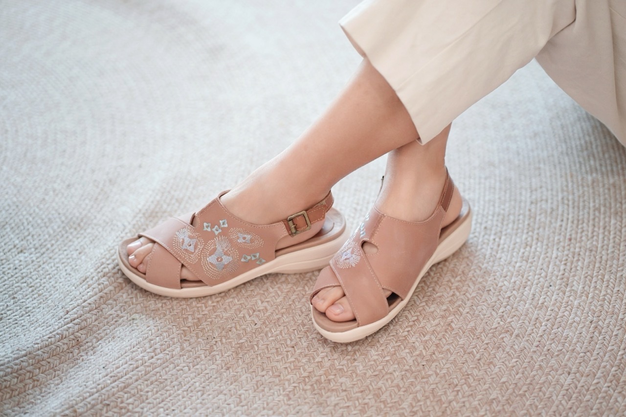 刺繡簍空交叉涼鞋｜夏日小調(霧粉）