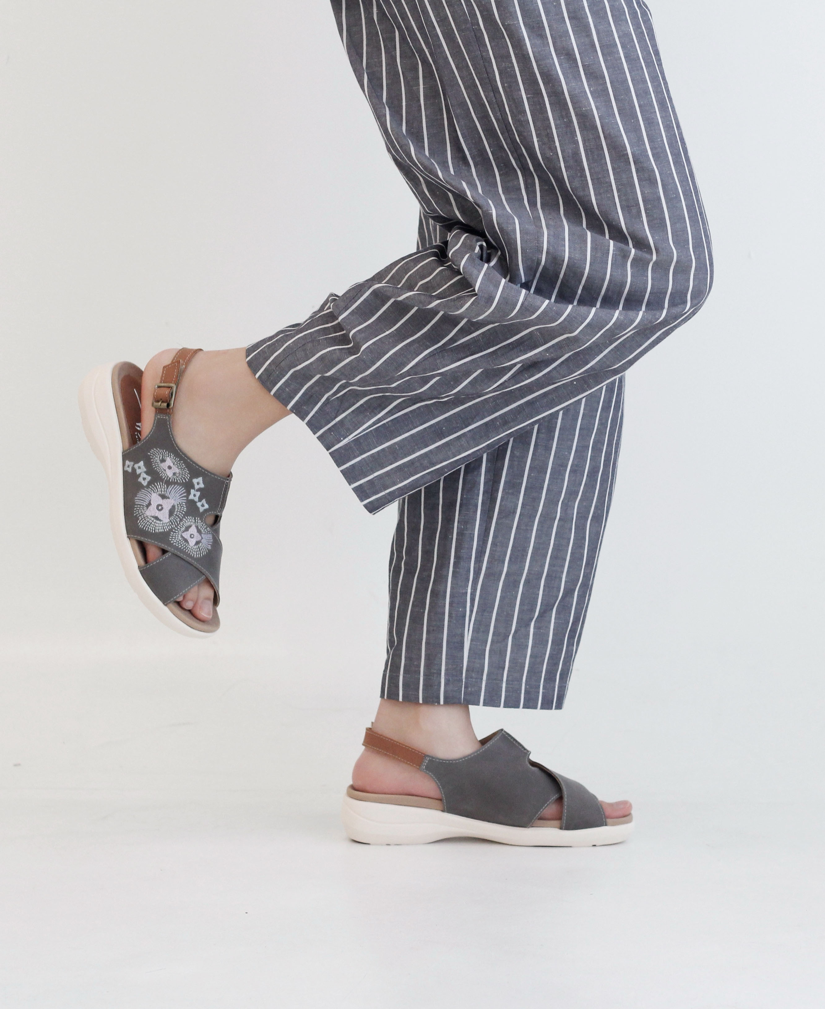 刺繡簍空交叉涼鞋｜夏日小調(霧灰）