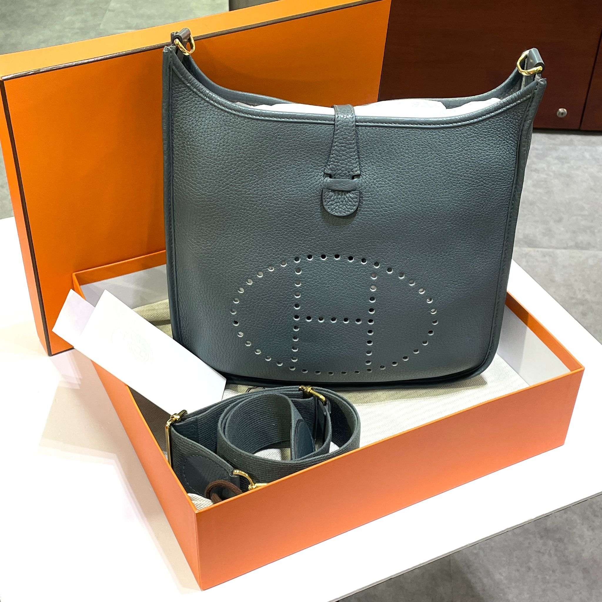 98%NEW二手 EVELYNE 29 颶風藍TC皮金扣U刻 Y7/GHW #E29 #兩年免費保養 #香榭站正品