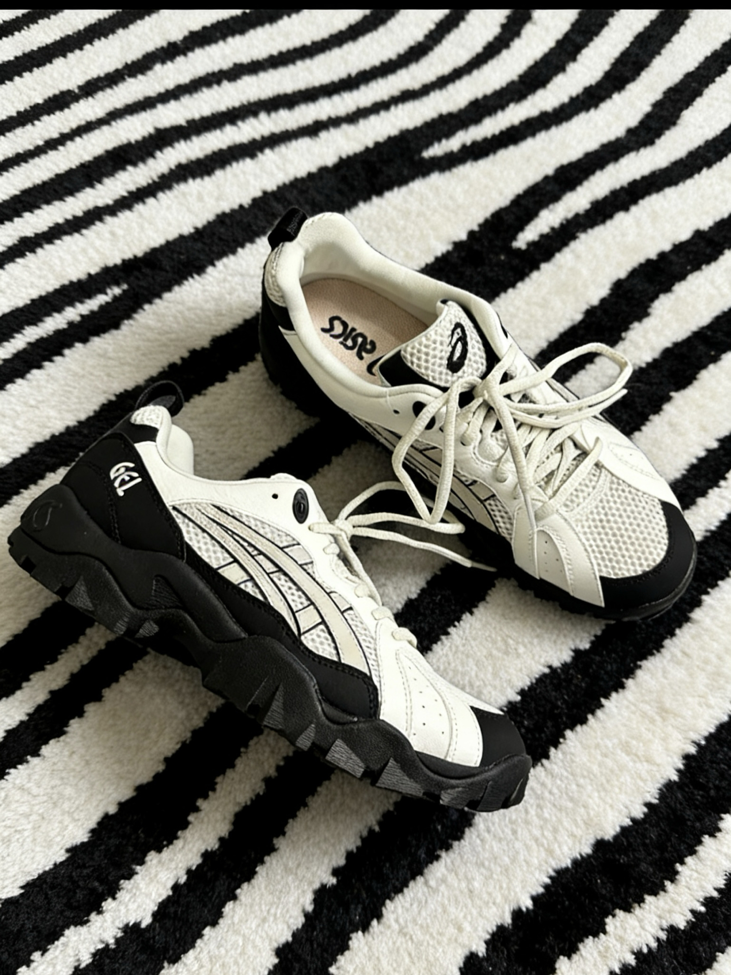 代購-ASICS GEL-TRUCK 米白黑網面拼接 復古運動鞋 1203A714-020